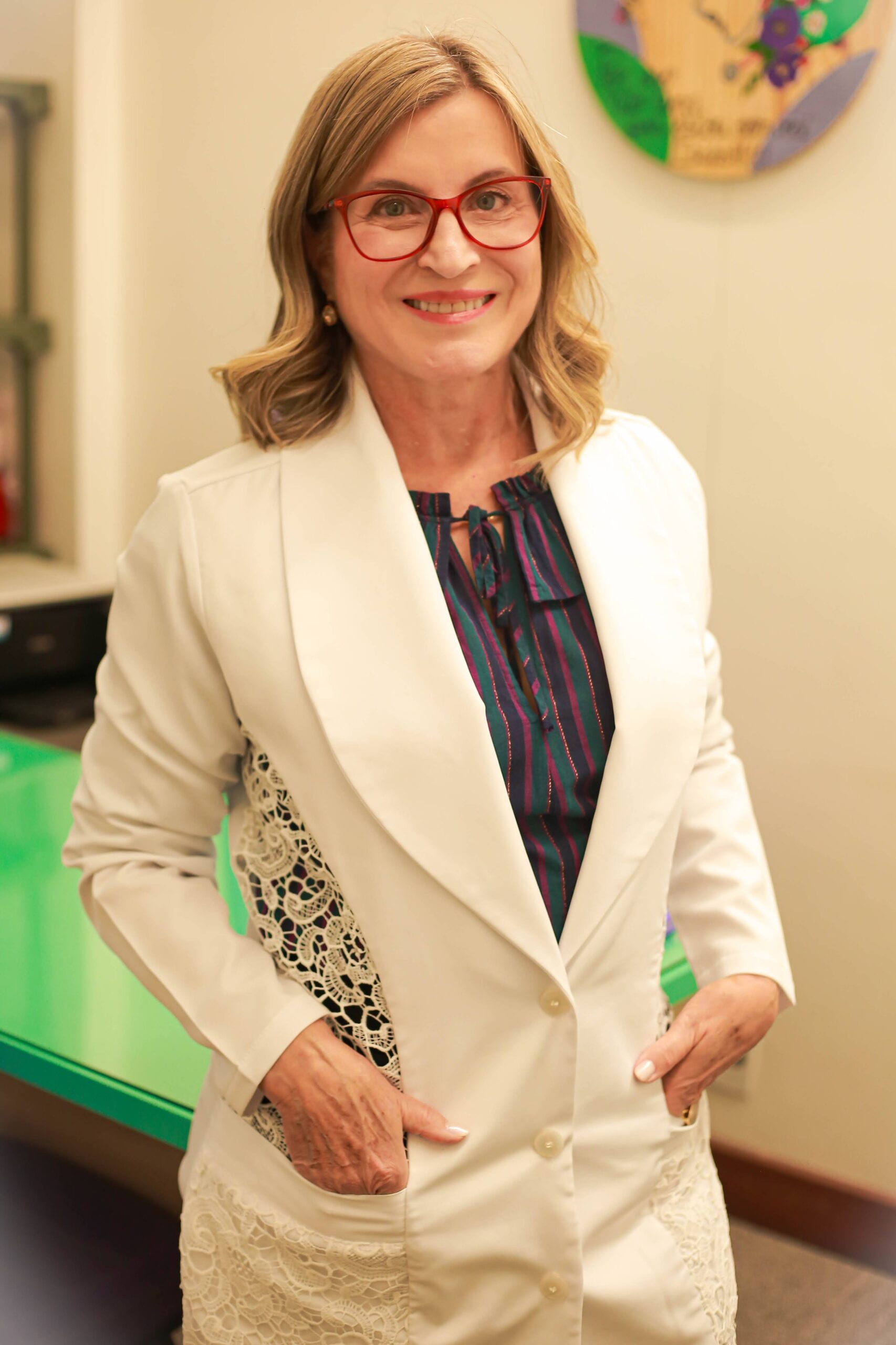 Dra. Elisabeth Pavanelli em consultório